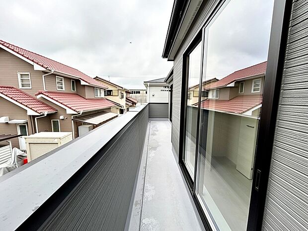 【バルコニー】 2部屋から出入り可能な陽当りの良い広々ワイドバルコニー!