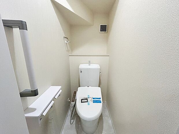 【1階トイレ】 トイレは1階と2階の2か所に設置。どちらも洗浄機能付!