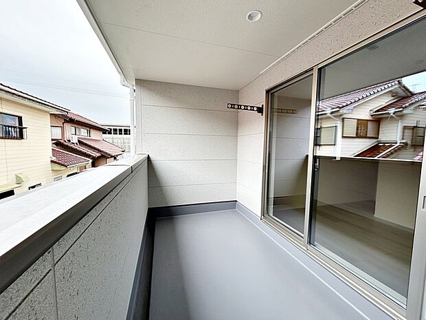 【バルコニー】 2部屋からアクセス可能なインナーバルコニー。急な雨の日の洗濯物も安心です!天気の良い日は、ご家族の洗濯物・お布団をまとめて干せます