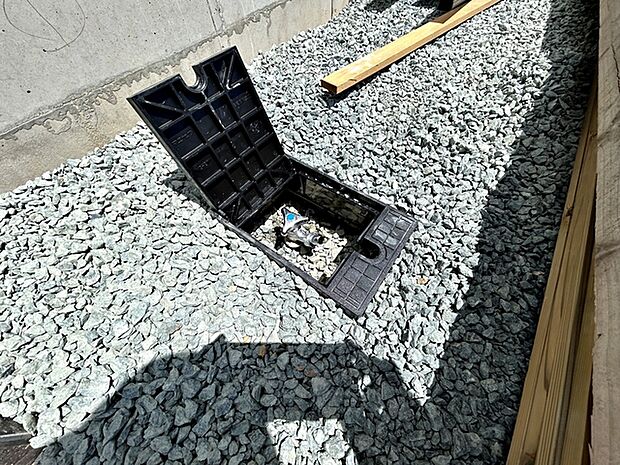 散水栓があるので、お庭の水やりや洗車、外まわりのお掃除もスムーズ。夏にはお子様の水遊びにも活用でき、屋外でのさまざまなシーンで便利に使える、うれしい設備です。