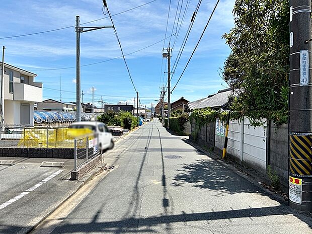 前面道路:南側約5.8m幅。 前面道路はゆとりがあり、車の出し入れや駐車もスムーズに行えます。見通しも良く、毎日のお出かけやお買い物も快適。