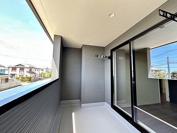 【バルコニー】 屋根付きのインナータイプのバルコニーなので、急な雨でも洗濯物が濡れにくく安心です。天候を気にせず外干しができ、毎日の家事をサポートしてくれる使い勝手の良いスペースです。
