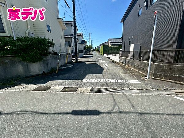 前面道路は公道で、幅員約7ｍのゆとりある広さがあります。車同士のすれ違いや駐車時の切り返しもスムーズに行え、毎日の駐車やお出かけもらくらく。運転が苦手な方でもゆとりを持って出入りしやすい道路幅です。
