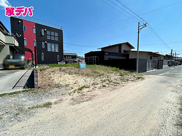 保育施設や公園が徒歩圏内にあり、子育て世帯にも嬉しい住環境。緑が多く静かな環境です。