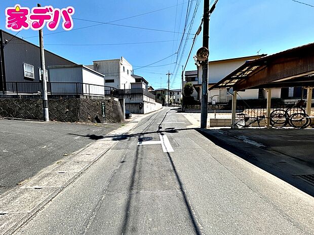 前面道路は公道で、幅員約6mのゆとりある広さがあります。車同士のすれ違いや駐車時の切り返しもスムーズに行え、毎日の駐車やお出かけもらくらく。運転が苦手な方でもゆとりを持って出入りしやすい道路幅です。