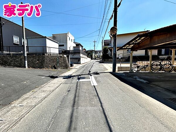 前面道路は公道で、幅員約6ｍのゆとりある広さがあります。車同士のすれ違いや駐車時の切り返しもスムーズに行え、毎日の駐車やお出かけもらくらく。運転が苦手な方でもゆとりを持って出入りしやすい道路幅です。
