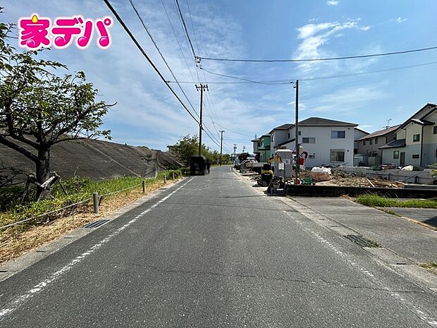 前面道路は公道で、幅員約6mのゆとりある広さがあります。車同士のすれ違いや駐車時の切り返しもスムーズに行え、毎日の駐車やお出かけもらくらく。運転が苦手な方でもゆとりを持って出入りしやすい道路幅です。