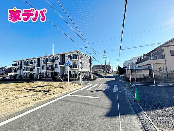 前面道路はゆとりの6ｍ!車通りが少なく、駐車が苦手な方でも安心の道路幅です