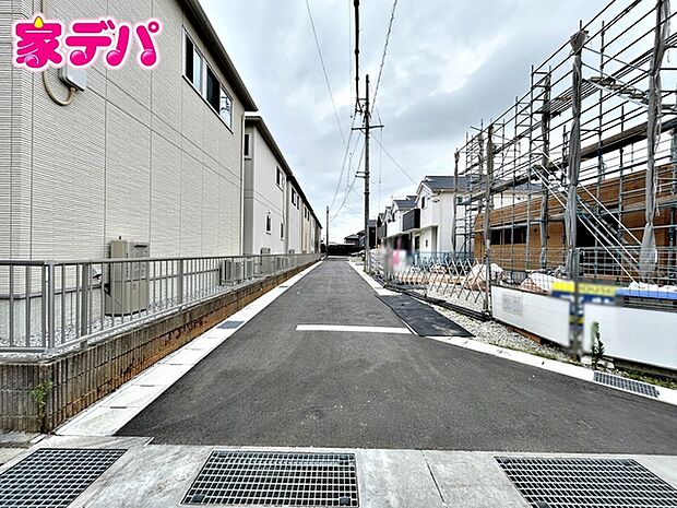 前面道路は見通しが良く、車の移動や駐車もスムーズに行えます。毎日の通勤やお買い物などのお出かけも快適で、ゆとりを持って車を出し入れできるのが魅力。運転が苦手な方でも安心してお使いいただけます。
