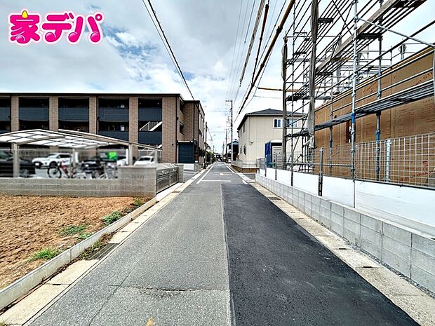 前面は車通りの少ない道路なので、車の出し入れも落ち着いて行えます。駐車の際も周囲を確認しやすく、慌てずに操作できます。運転が苦手な方も安心の立地で、毎日の車移動も快適に行えます。