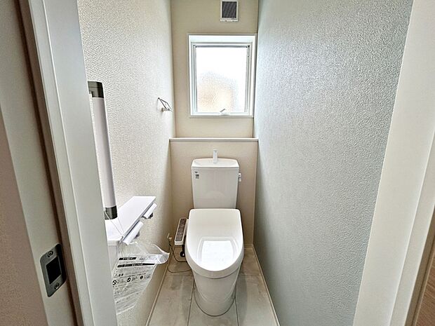 【トイレ】 2ヶ所にシャワー機能付きトイレを設置しています。小窓付きのため換気もしやすく、空気の入れ替えがスムーズに行えるのもポイント。日常的に使いやすく、清潔感を保ちやすい快適な空間となっています。