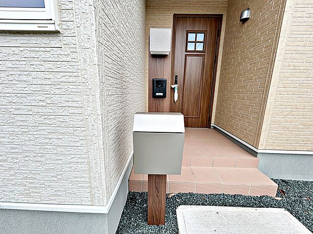 玄関前にはカメラ付インターホンとポストが一体型で設置されており、省スペースで玄関まわりがすっきりとまとまります。来訪者の確認や郵便物の受け取りもスムーズに行える、使い勝手の良い設備です。