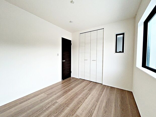 【洋室5.2帖】 クローゼット付きのお部屋。お子様の成長に伴って増える思い出の品も大切に保管できます。まだお子様に個室が必要ない場合には書斎や趣味室としても活用しやすい手頃な広さの居室です。  