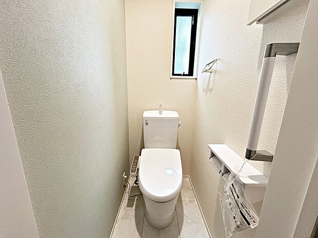 【トイレ】 2ヶ所あるトイレはシャワー付きで、快適にお使いいただけます。清潔に使いやすく、お手入れもしやすい仕様で、毎日気持ちよくお使いいただけます。
