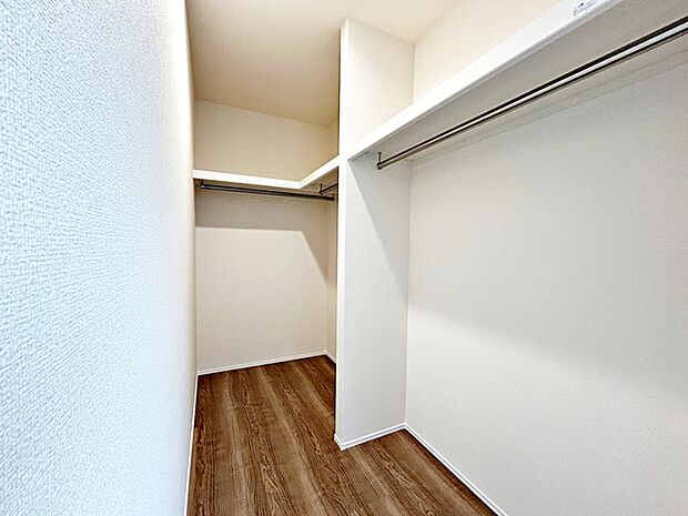 ウォークインクローゼットのある住まいで収納上手な生活を実現！衣類だけでなく、衣装ケースやカバン、箱物や思い出の品もしっかり収納できます。   