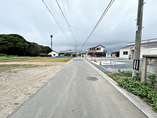 前面道路：南側約4.2ｍ幅 前面道路は約4.2ｍあり、車の出し入れや駐車もスムーズに行えます。