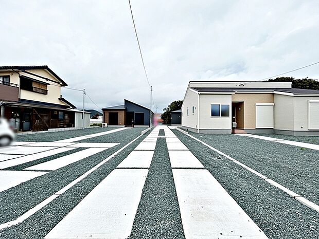 広々3台駐車可能なカースペースを確保！ご家族それぞれがお車をお持ちの場合はもちろん、お友達やご親族が遊びに来た際にも困りません。来客時にも安心してお迎えできる、ゆとりのある駐車スペースです。  