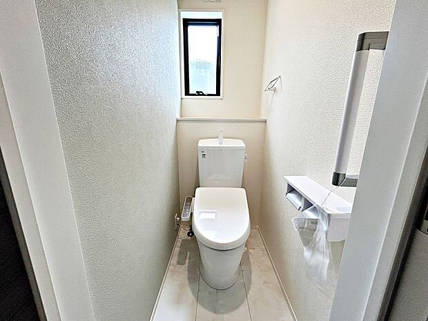 【トイレ】 2か所シャワー機能付きトイレを設置しており、朝の忙しい時間帯でもスムーズに利用できるため、混雑の軽減にもつながります。ご家族それぞれの生活リズムに合わせて使いやすいのも嬉しいポイントです。