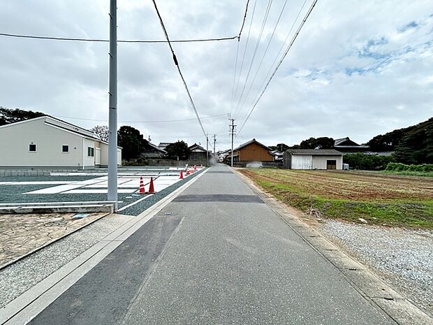 前面道路:南側約4.2m幅 静かな住宅街で車通りも比較的少なく、毎日の車の出し入れもスムーズ。駐車や切り返しもしやすく、ゆとりを持って運転できるので、毎日快適にお使いいただけます。