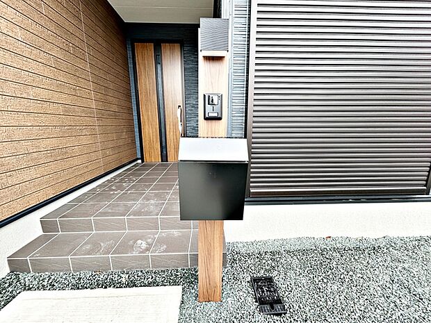 ポストやインターホンなどが一体となったシンプルな門柱が標準で設置されています。玄関まわりがすっきりとまとまり、来訪者の確認や郵便物の受け取りもスムーズに行える、使い勝手の良い設備です。