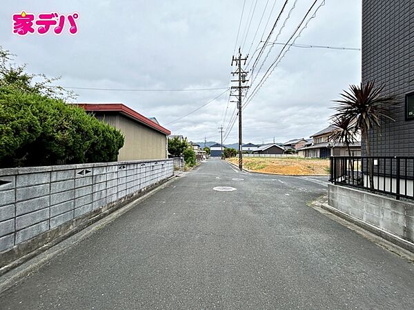 静かな住宅街で車通りも比較的少なく、毎日の車の出し入れもスムーズ。駐車や切り返しもしやすく、ゆとりを持って運転できるので、毎日快適にお使いいただけます。