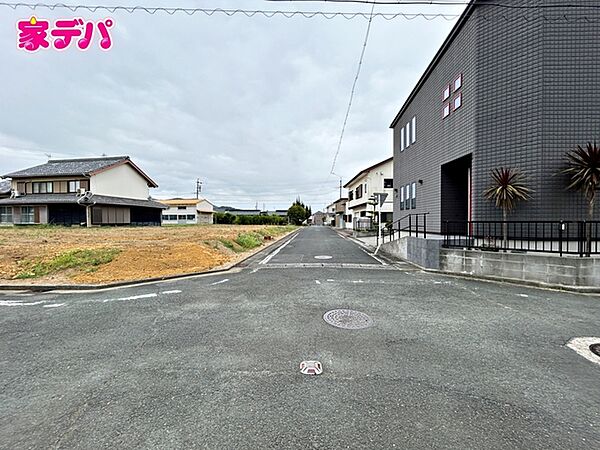 前面道路も広く車通りも少ないので、運転が苦手な方でも自分のペースで駐車ができます