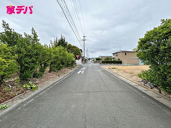 静かな住宅街で車通りも比較的少なく、毎日の車の出し入れもスムーズ。駐車や切り返しもしやすく、ゆとりを持って運転できるので、毎日快適にお使いいただけます。