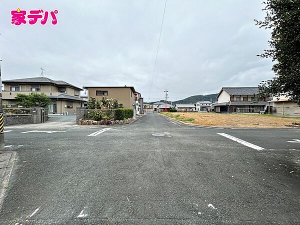 前面約6ｍ幅の道路に面しており、車の通行や駐車もゆとりを持って行える広さです。毎日のお出かけやお買い物の際もスムーズで、運転が苦手な方でも安心して車の出し入れができます。ぜひ現地でご体感ください！