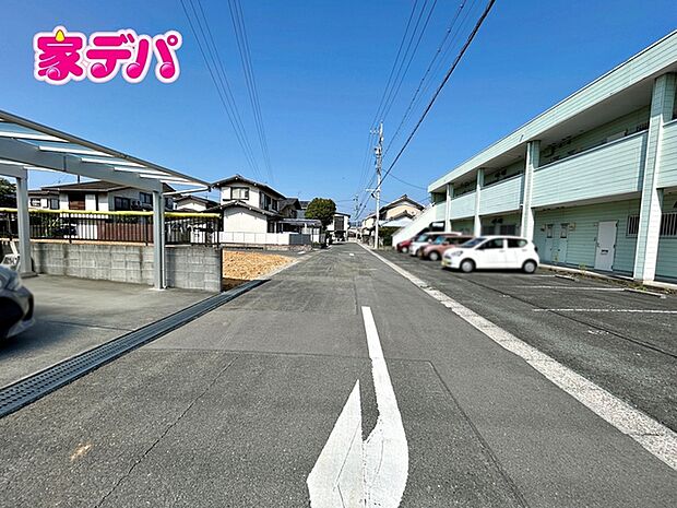 前面道路は幅員約5.6ｍとゆとりがあり、車の出し入れや駐車もスムーズに行えます。見通しも良く、毎日のお出かけやお買い物も快適。運転が苦手な方でも落ち着いて車を扱いやすく、安心して暮らせる住環境です。 