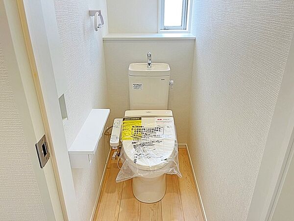 【施工例】多機能な温水洗浄便座付きでお掃除がしやすい、清潔なトイレです