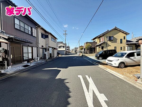 前面道路は公道で、幅員約8ｍのゆとりある広さがあります。車同士のすれ違いや駐車時の切り返しもスムーズに行え、毎日の駐車やお出かけもらくらく。運転が苦手な方でもゆとりを持って出入りしやすい道路幅です。