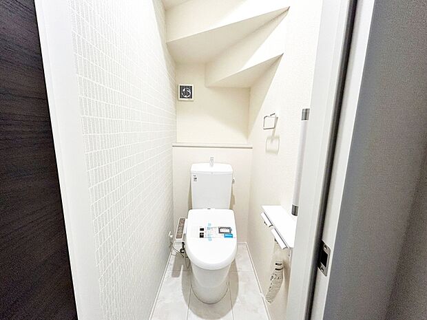 【1階トイレ】 1、2階にシャワー付きトイレを備えており、快適にお使いいただけます。清潔に使いやすく、お手入れもしやすい仕様で、毎日気持ちよくお使いいただけます。