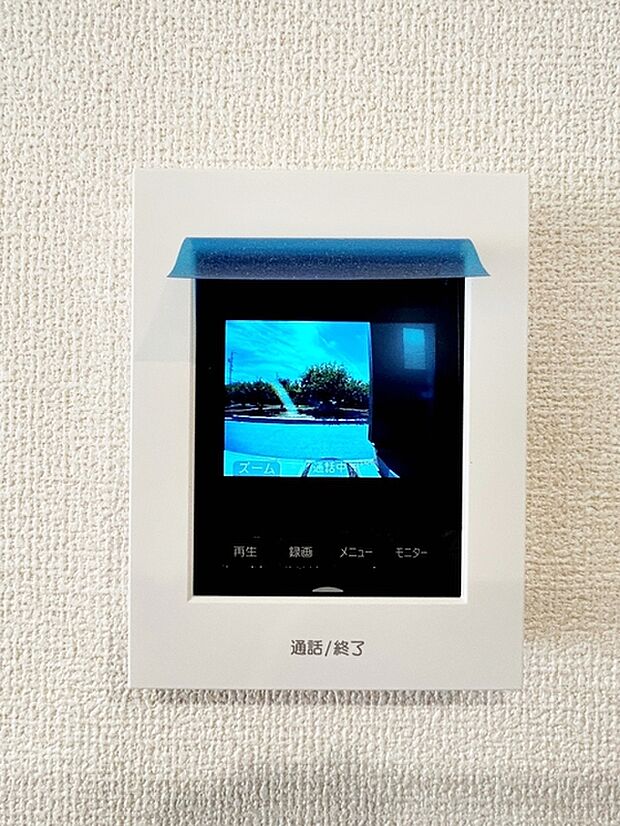 【TVモニター付きインターホン】 留守中の訪問者も映像で確認できるため、帰宅後に来客状況を把握しやすくなります。録画機能があり不在時の来訪記録も残るので、安心して外出しやすくなります。