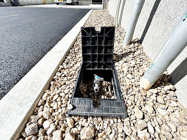 散水栓があるので、お庭の水やりや洗車、外まわりのお掃除もスムーズ。夏にはお子様の水遊びにも活用でき、屋外でのさまざまなシーンで便利に使える、うれしい設備です。
