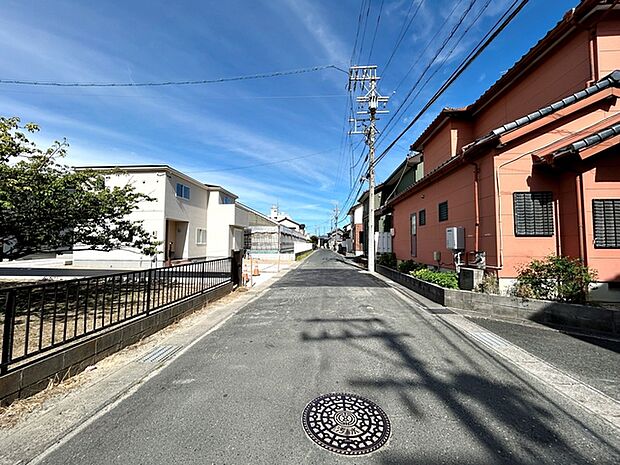 前面道路:南側約5.5m幅。 前面道路は約5.5mあり、車の出し入れや駐車もスムーズに行えます。