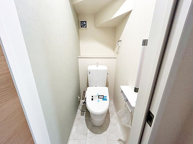 【1階トイレ】 各フロアに1か所ずつシャワー機能付きトイレを設置しており、朝の忙しい時間帯でもスムーズに利用できるため、混雑の軽減にもつながります。