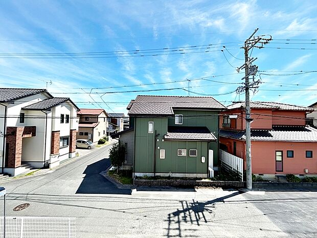 バルコニーからは閑静な街並みを望むことができ、外の空気を感じながら過ごせるスペースです。日常の中で外の景色を眺めることで気分転換もしやすく、ほどよい開放感も感じられます。