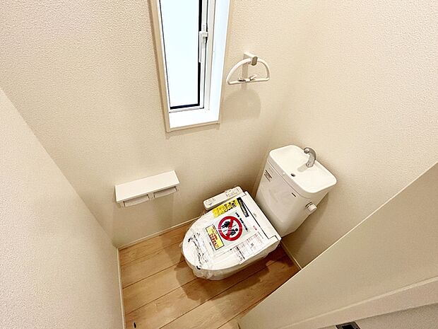 【施工例】多機能な温水洗浄便座付きでお掃除がしやすい、清潔なトイレです
