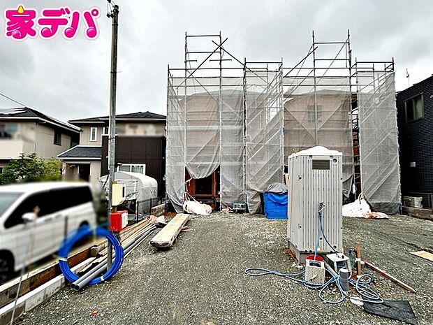 【1号棟】上棟しました!左側の建物になります。 ・3LDK(2SLDK) ・LDK20.7帖 ・納戸6.5帖 ・全居室収納完備 ・リビング階段 ・リビング収納 ・防犯カメラ ・駐車場4台可能 ・整形地