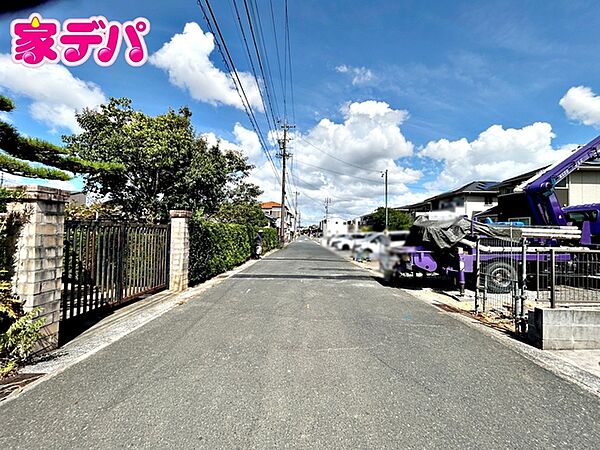 前面道路は公道で、幅員約6ｍのゆとりある広さがあります。車同士のすれ違いや駐車時の切り返しもスムーズに行え、毎日の駐車やお出かけもらくらく。運転が苦手な方でもゆとりを持って出入りしやすい道路幅です。