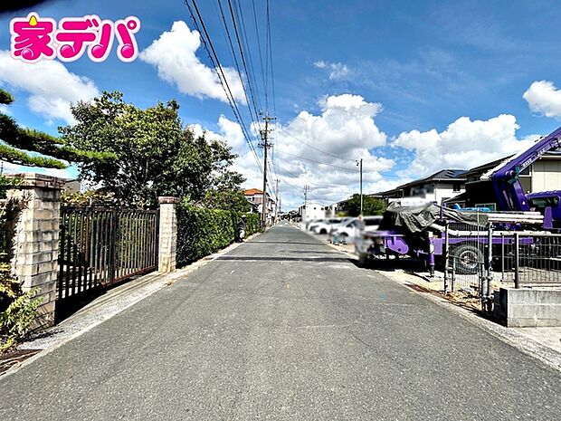 前面道路は公道で、幅員約6mのゆとりある広さがあります。車同士のすれ違いや駐車時の切り返しもスムーズに行え、毎日の駐車やお出かけもらくらく。運転が苦手な方でもゆとりを持って出入りしやすい道路幅です。