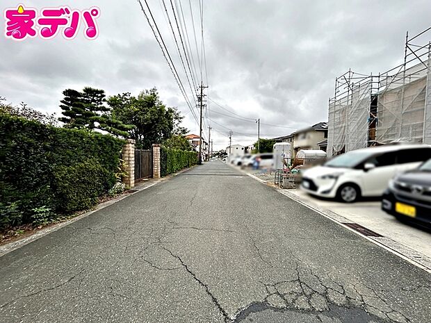 前面道路は公道で、幅員約6mのゆとりある広さがあります。車同士のすれ違いや駐車時の切り返しもスムーズに行え、毎日の駐車やお出かけもらくらく。運転が苦手な方でもゆとりを持って出入りしやすい道路幅です。