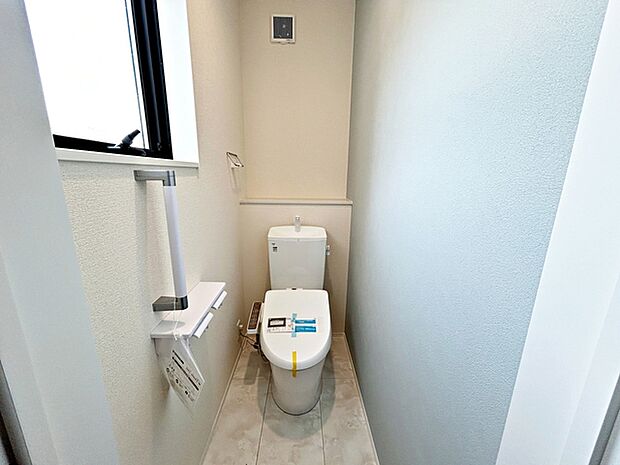 【トイレ】 2ヶ所あるトイレは、窓が設けられており、自然の風や日差しを取り入れやすいトイレです。