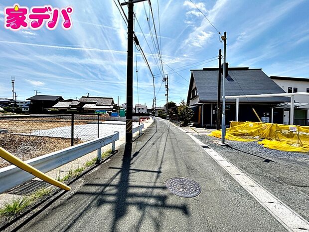 前面道路は約5.2mあり、車の出し入れや駐車もスムーズに行えます。毎日のお買い物や通勤時もゆとりを持って運転しやすく、見通しの良い環境が魅力!運転が苦手な方でも安心してお住まいいただけます。