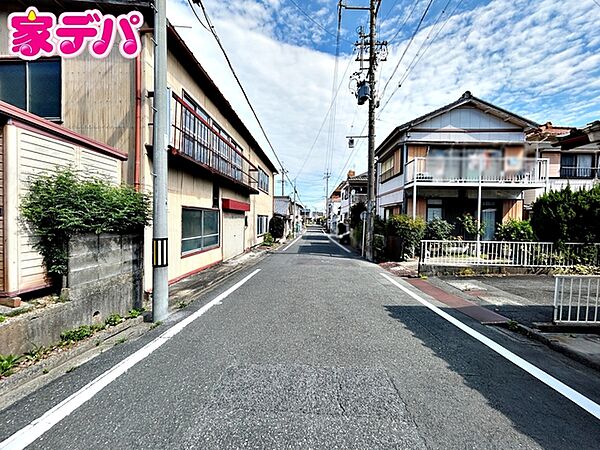 前面道路は公道で、幅員約6.2ｍのゆとりある広さがあります。車同士のすれ違いや駐車時の切り返しもスムーズに行え、毎日の駐車やお出かけもらくらく。