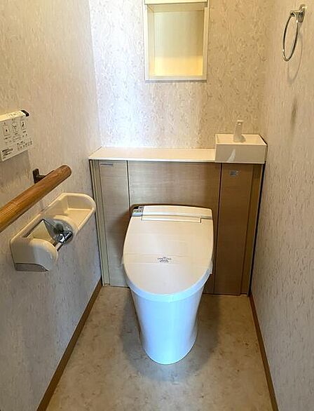 温水洗浄便座付きで、日常的に快適にお使いいただけるトイレです。窓があるため換気もしやすく、空気の入れ替えがスムーズに行えるのもポイント。清潔感を保ちやすく、毎日気持ちよく利用できる空間となっています。