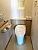 トイレ：温水洗浄便座付きで、日常的に快適にお使いいただけるトイレです。窓があるため換気もしやすく、空気の入れ替えがスムーズに行えるのもポイント。清潔感を保ちやすく、毎日気持ちよく利用できる空間となっています。