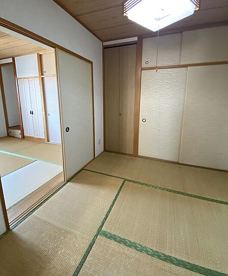 和モダンの落ち着きとお洒落さを兼ね備えた空間で、日常の中にやわらかな雰囲気を感じられます。普段はお子様の遊びスペースやご家族のくつろぎスペースとして多目的に活用できます！ 