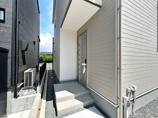【玄関】 雨の日でも出入りの際に濡れにくい玄関ポーチです。玄関前で傘を開いたり閉じたりしやすく、荷物が多い日でも落ち着いて出入りできます。毎日の暮らしを快適にしてくれる、うれしいポイントです。 