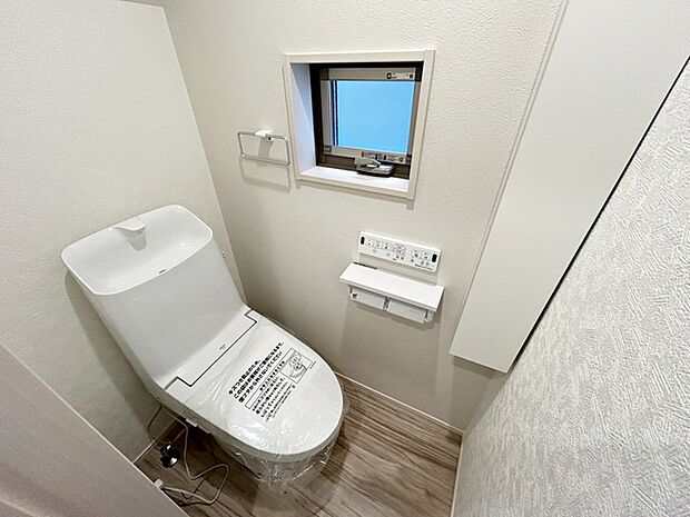 【トイレ】 1階・2階ともにシャワー機能付きトイレを設置しています。小窓付きのため換気もしやすく、空気の入れ替えがスムーズに行えるのもポイント。